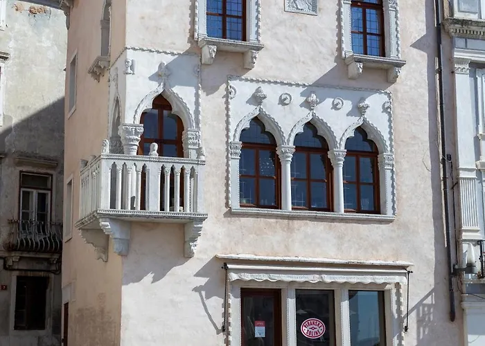 App Antonija 招待所 *